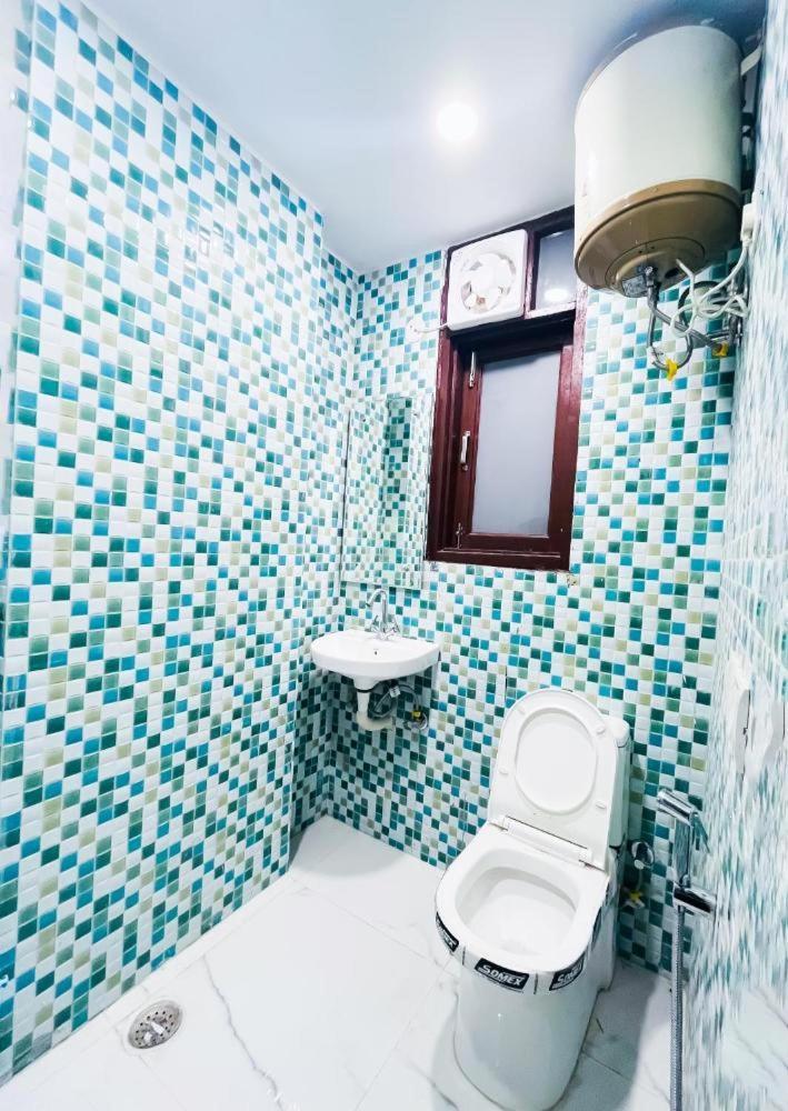 Hotel 24By7 Nuova Delhi Esterno foto